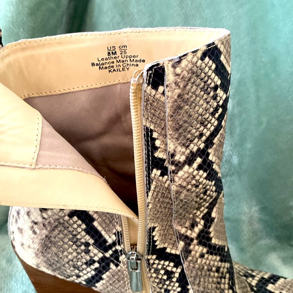 Bleecker & Bond “Kailey” Faux Snake Skin Wedge Leather Booties Women’s Size 8 - Picture 4 of 8